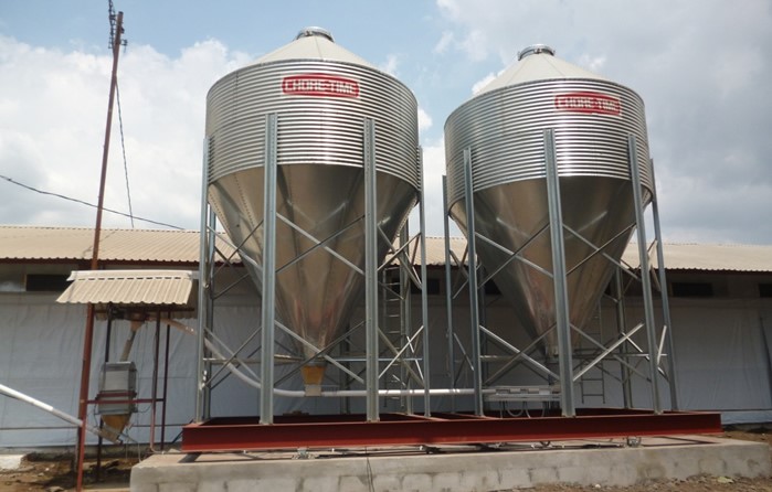 Doble silo con sistema de pesaje digital y báscula de bacheo.