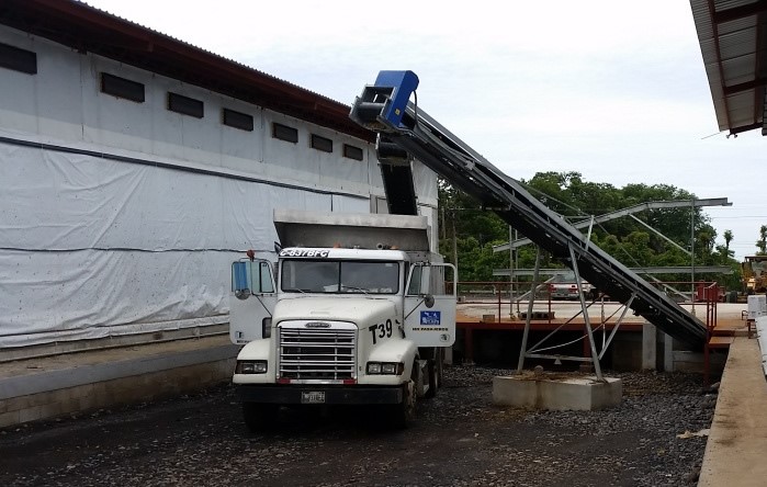 El sistema de extracción de pollinaza nos permite mantener mejor calidad de aire dentro del galpón. 